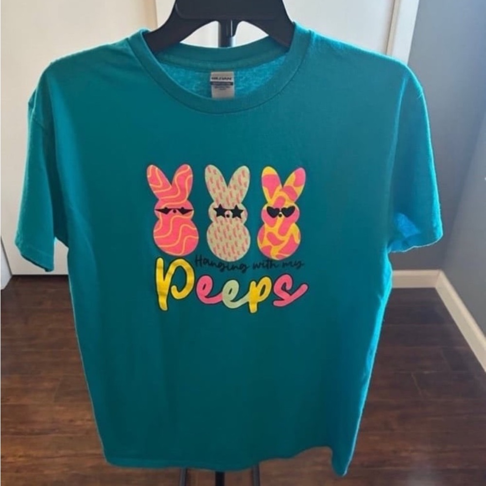 Hanging With My Peeps Turquoise Graphic Tee. Size Medium.